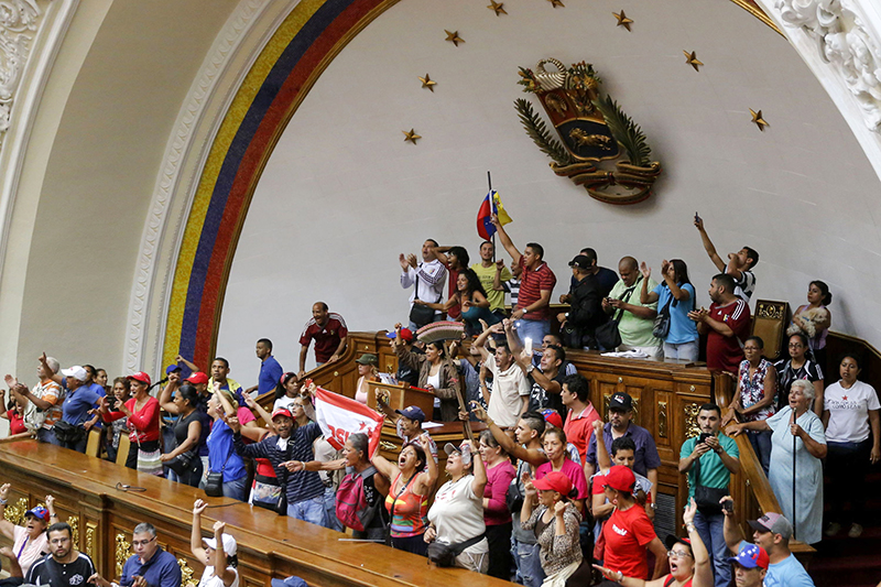 Cторонники Николаса Мадуро в&nbsp;венесуэльском парламенте
