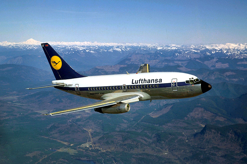 Boeing-737 &mdash; семейство узкофюзеляжных пассажирских реактивных самолетов. Они были разработаны в США во второй половине 1960-х годов.

Первый Boeing-737 был заказан немецкой авиакомпанией Lufthansa. Постройка первого лайнера была завершена 17 января 1967 года, в&nbsp;коммерческих рейсах самолет начал использоваться в&nbsp;1968 году. Boeing-737 получил прозвище Бобби&nbsp;&mdash;&nbsp;именно&nbsp;таким именем самолет был назван в&nbsp;книге Lufthansa, которая раздавалась детям во&nbsp;время полета в&nbsp;начале 1970-х годов.
