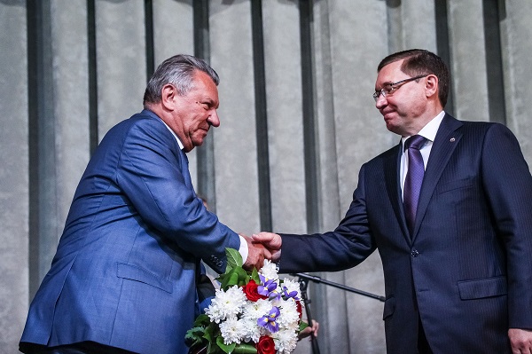 Почетным работником промышленности региона стал генеральный директор Антипинского НПЗ Геннадий Лисовиченко (слева)