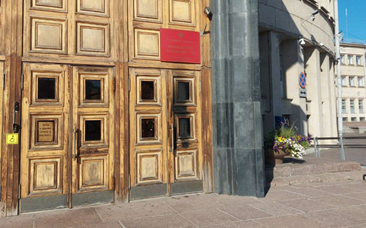 В Петербурге задержали мужчину за поджог двери администрации района