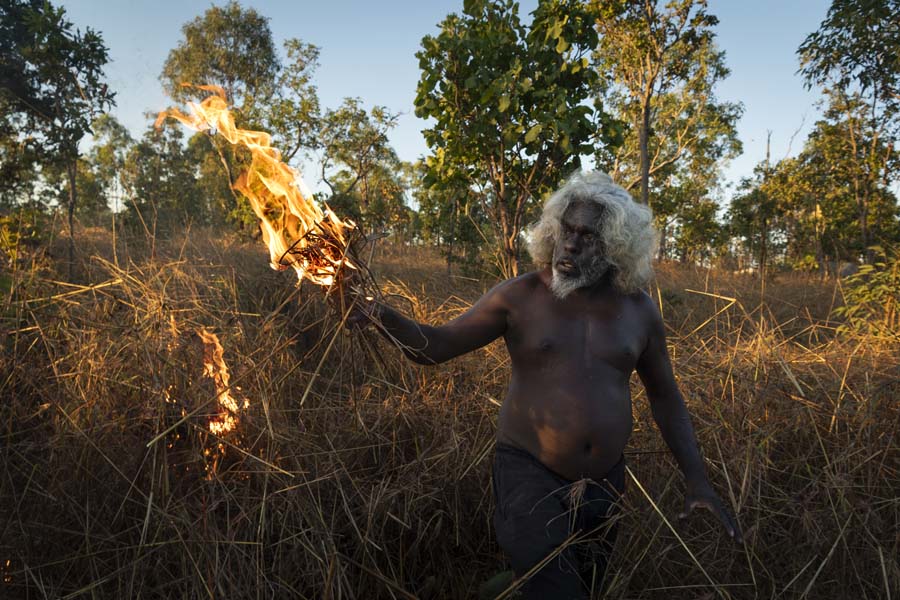 
На фото: старейшина сжигает траву, чтобы защитить общину от лесных пожаров, 3 мая 2021 года. Поздно вечером огонь должен потухнуть сам, когда температура упадет, а уровень влажности повысится
