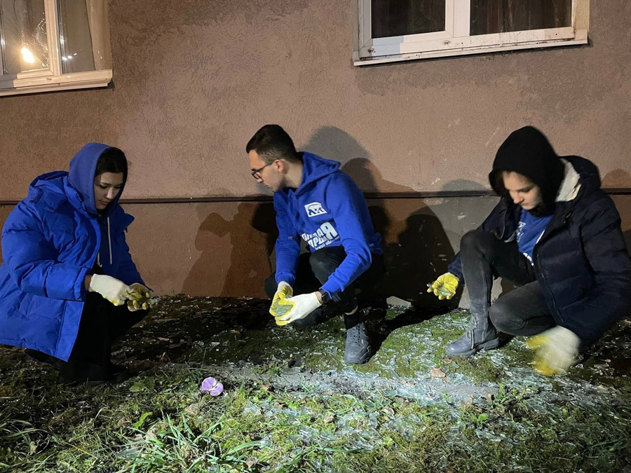 Волонтеры работают на уборке мест взрывов и документировании последствий