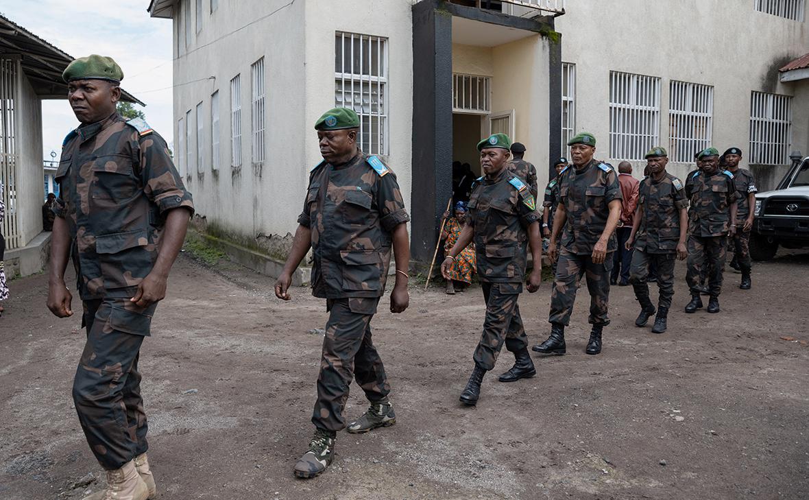 Члены конголезской армии, приговоренные к смертной казни за дезертирство и трусость в борьбе с повстанцами, около здания военного суда