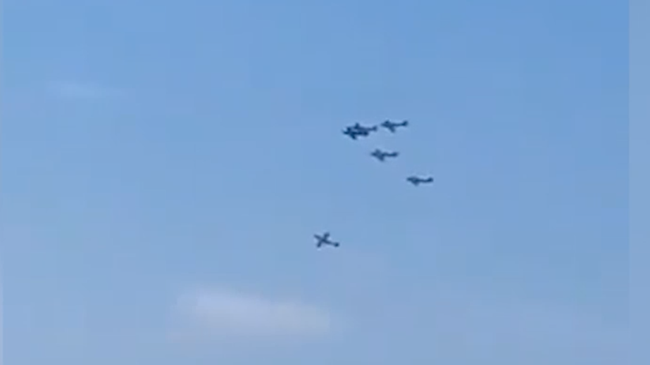 В Португалии на авиашоу столкнулись советские самолеты Як-52. Видео
