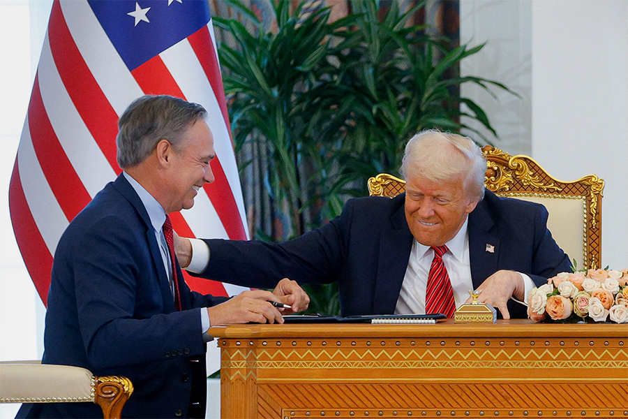 Во время визита Трампа Катар заключил с компанией Boeing сделку о поставке до 210 самолетов на сумму $96 млрд (на фото Трамп и гендиректор компании Келли Ортберг на церемонии подписания соглашения). В Белом доме сделку назвали крупнейшим в истории заказом широкофюзеляжных лайнеров.