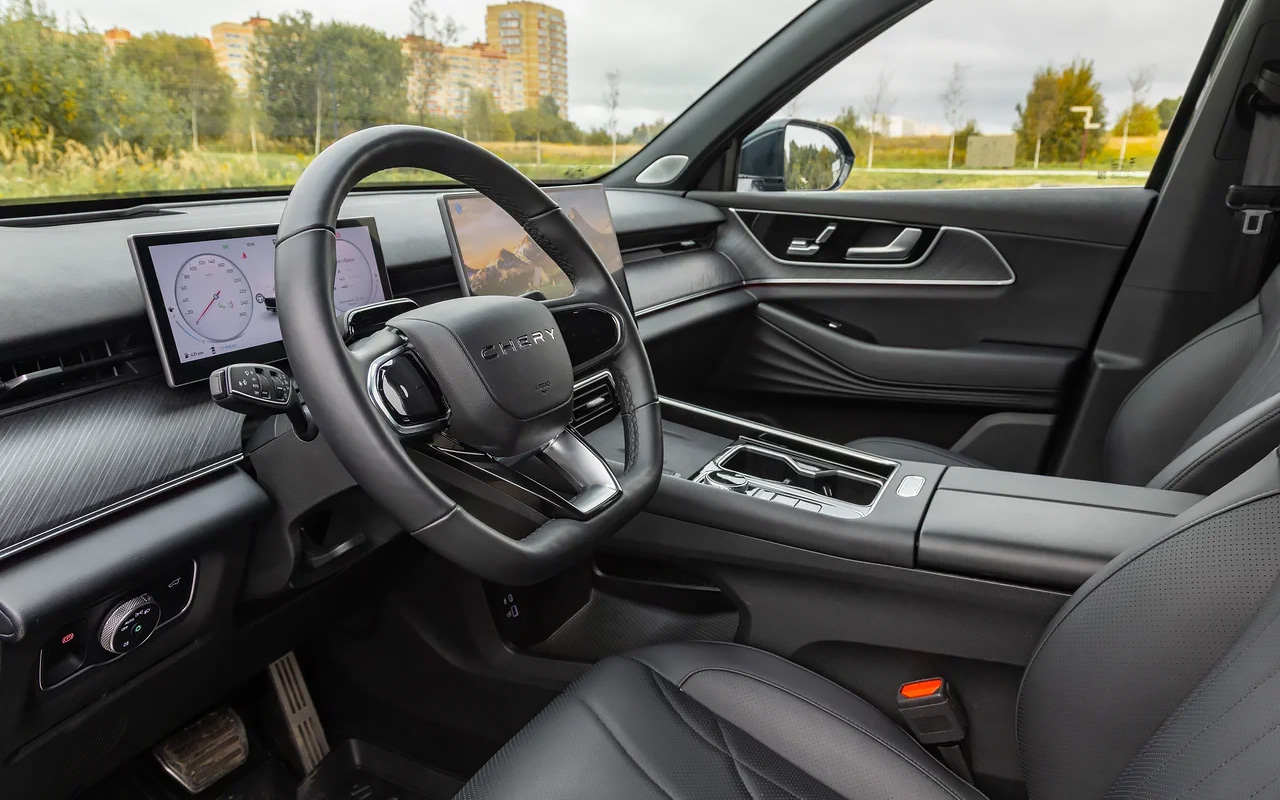 Салон Chery Tiggo 9 соответствует концепции: он такой же неброский, как и внешность, зато функциональный, богато отделанный и упакованный множеством опций