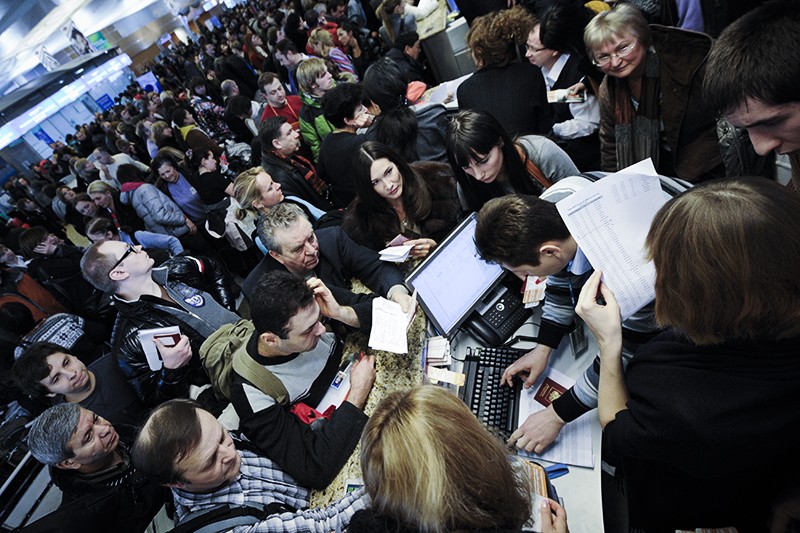 Неработающие инструменты возврата туристов и компенсацийТуроператоры должны приобретать страховки — фингарантии зависят от размера их выручки, а она, как правило, занижается. В реестре Ростуризма есть информация всего о 21 российском операторе с гарантией от 100 млн руб. и 12 — на 60 млн руб., у остальных она еще меньше.Фонд «Турпомощь» действует с мая 2013 года — каждая турфирма, отправляющая клиентов за рубеж, должна ежегодно перечислить в фонд минимум 100 тыс. руб. Но, во-первых, у фонда много должников, во-вторых, собранной суммы все равно не хватает, чтобы вывезти десятки тысяч туристов.