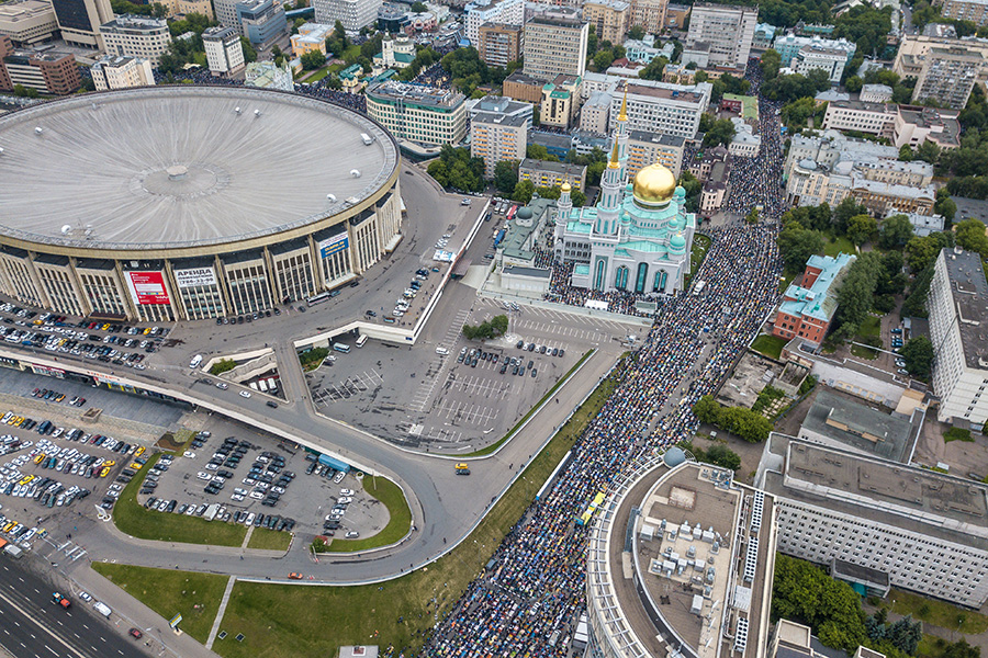 Празднование Ураза-байрама (праздника разговения) у соборной мечети рядом со спорткомплексом &laquo;Олимпийский&raquo; в Москве