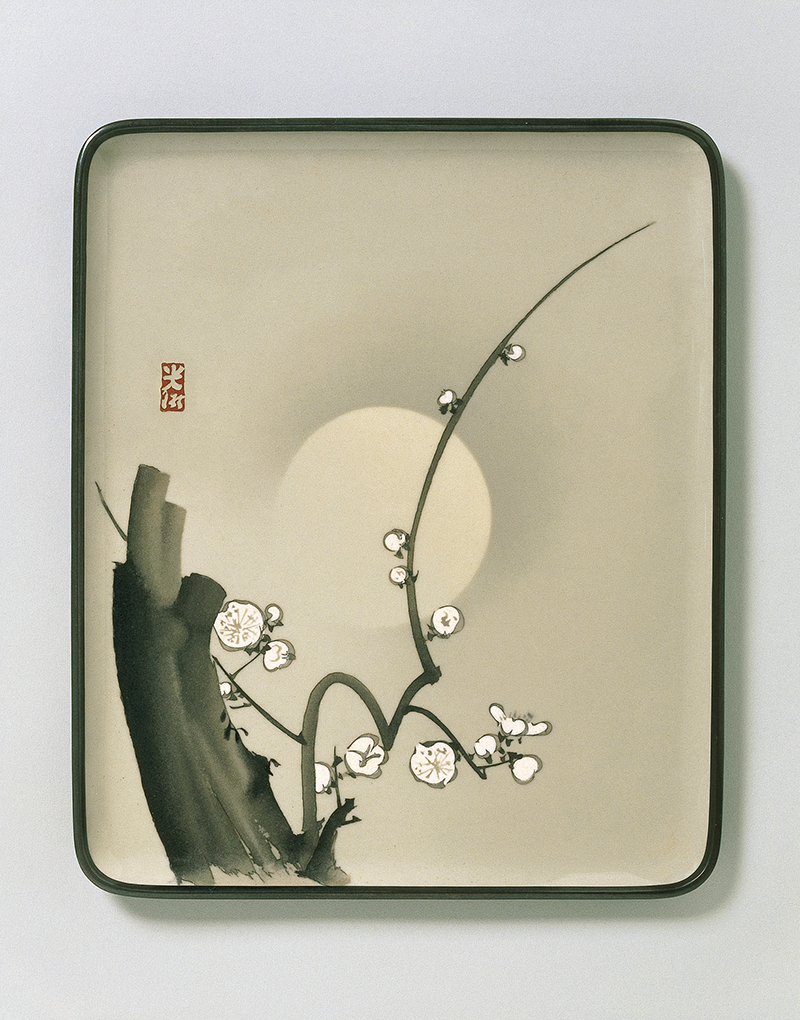 Поднос. Япония, около 1900
Изготовлен в мастерской Намикавы Сосукэ по рисунку Огаты Корина (1658-1716).
Эмалирование в технике мориаге и клуазоне; оправа из сплава сякудо
