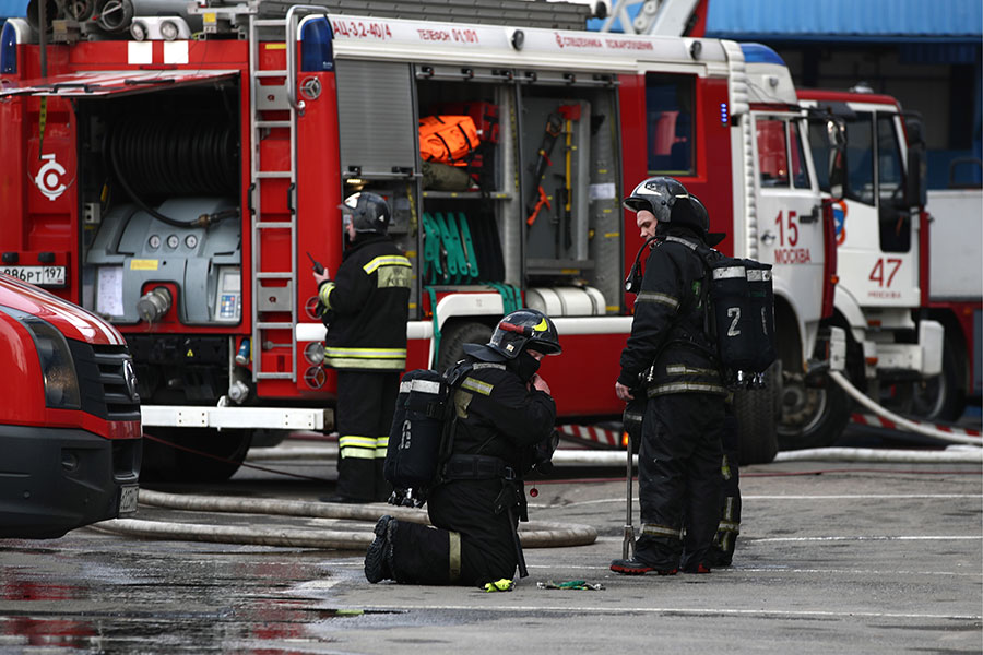 При эвакуации людей из горящего здания пострадали трое пожарных