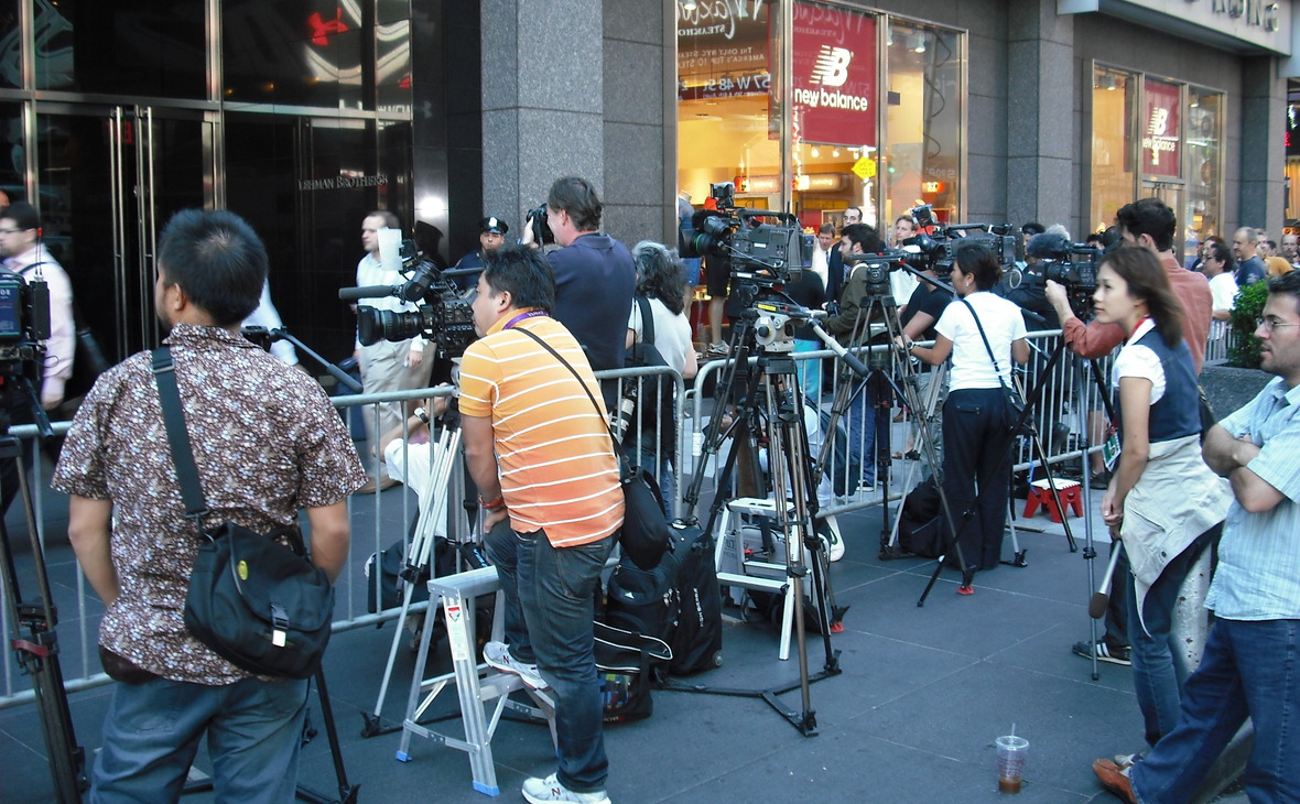 Фотографы и журналисты у входа в штаб-квартиру банка Lehman Brothers, объявившего о банкротстве. Оно стало одной из отправных точек мирового финансового кризиса 2008 года