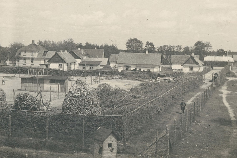 Лагерь Собибор действовал в Польше с 15 мая 1942 года по 15 октября 1943 года. На фотографии, сделанной в начале лета 1943 года с одной из караульных вышек, можно увидеть дома персонала лагеря и бараки заключенных, окруженные двойной оградой
