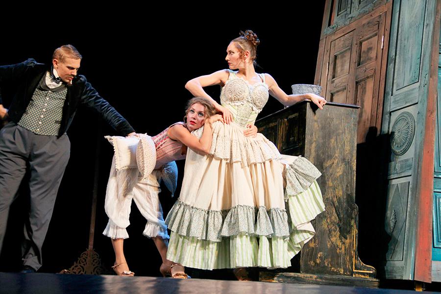 Кристина Асмус&nbsp;(в центре) в спектакле &laquo;Ревизор&raquo;