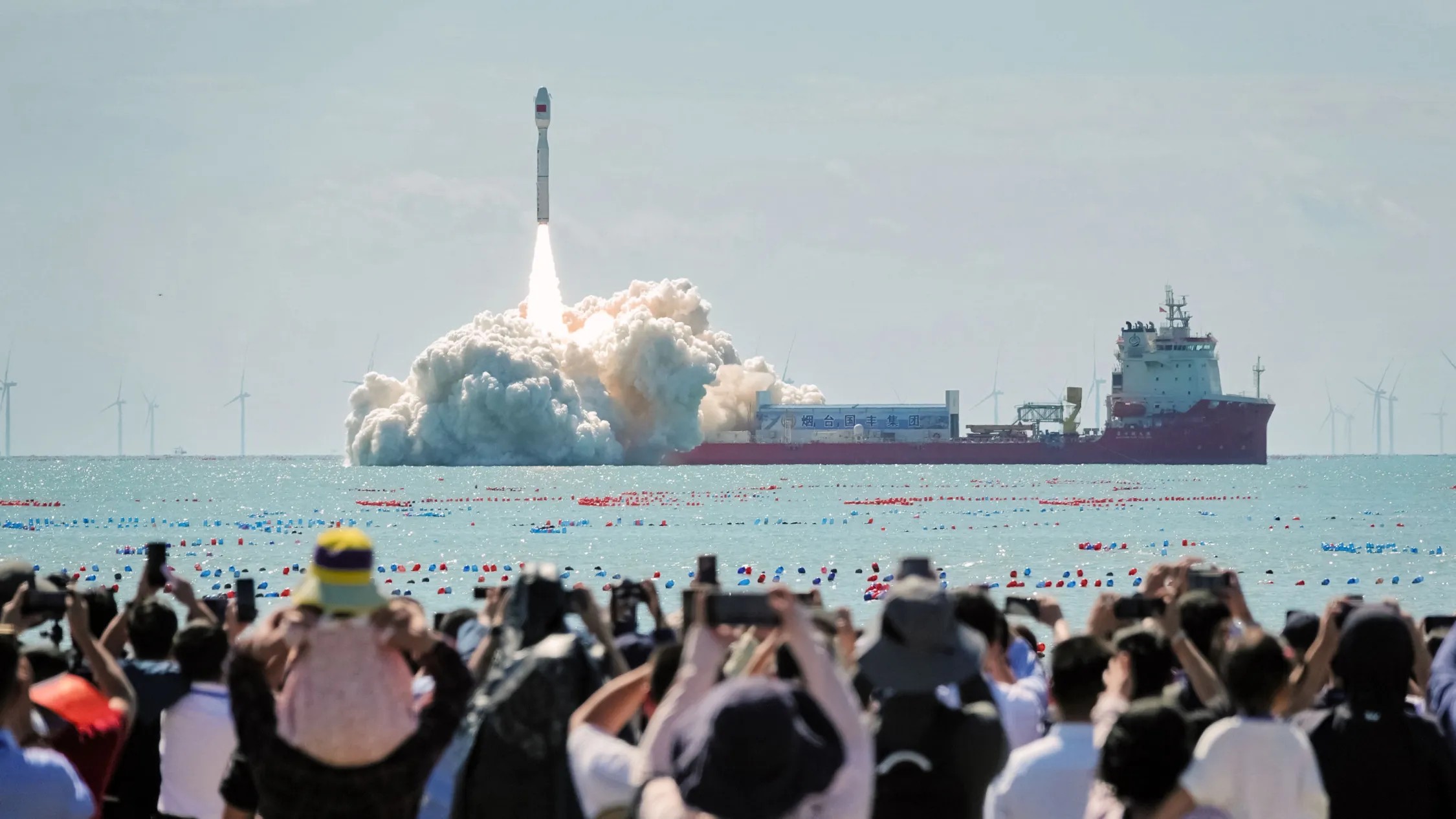 Запуск ракеты с морской платформы в Китае