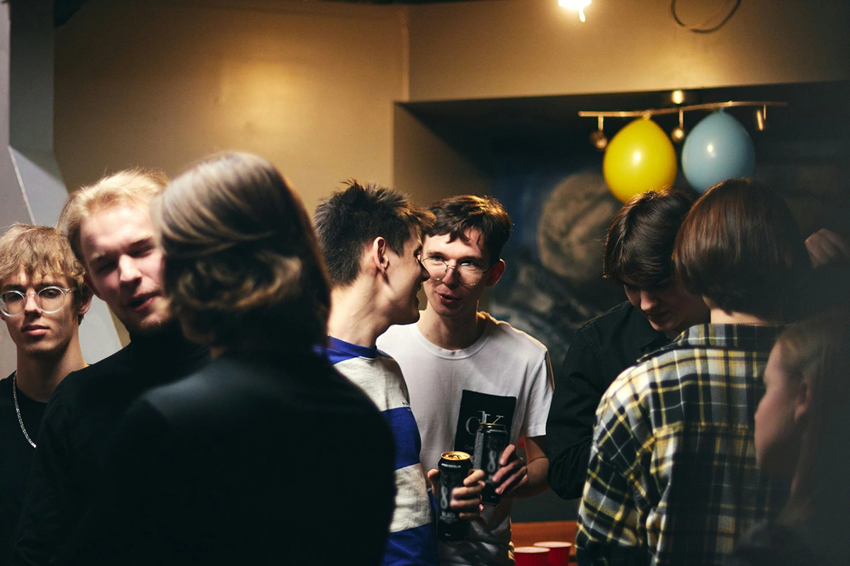 Рестораторы также отметили большую погруженность зумеров в интернет-пространство, где они ищут отзывы о заведениях и делают выбор исходя из этого