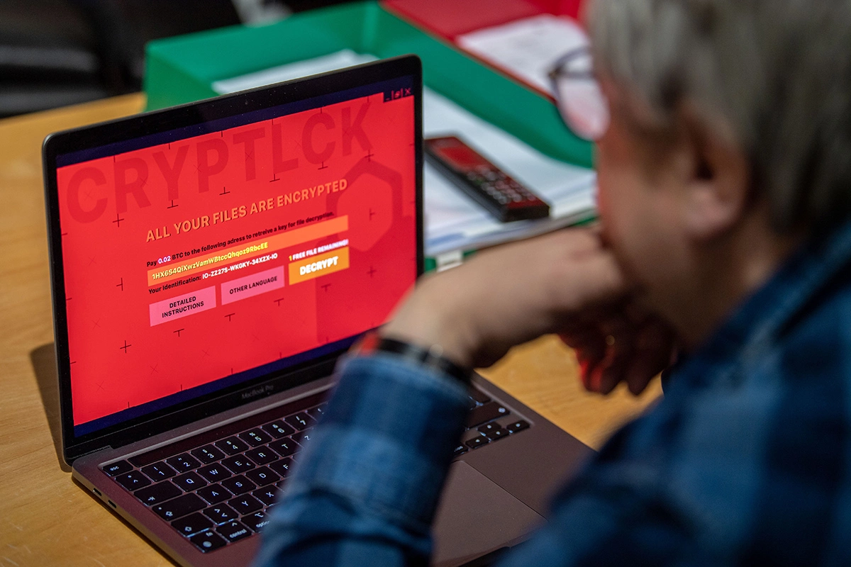 Троян способен изменять системные файлы для автоматического запуска при каждом включении устройства и подключаться к удаленному серверу злоумышленника