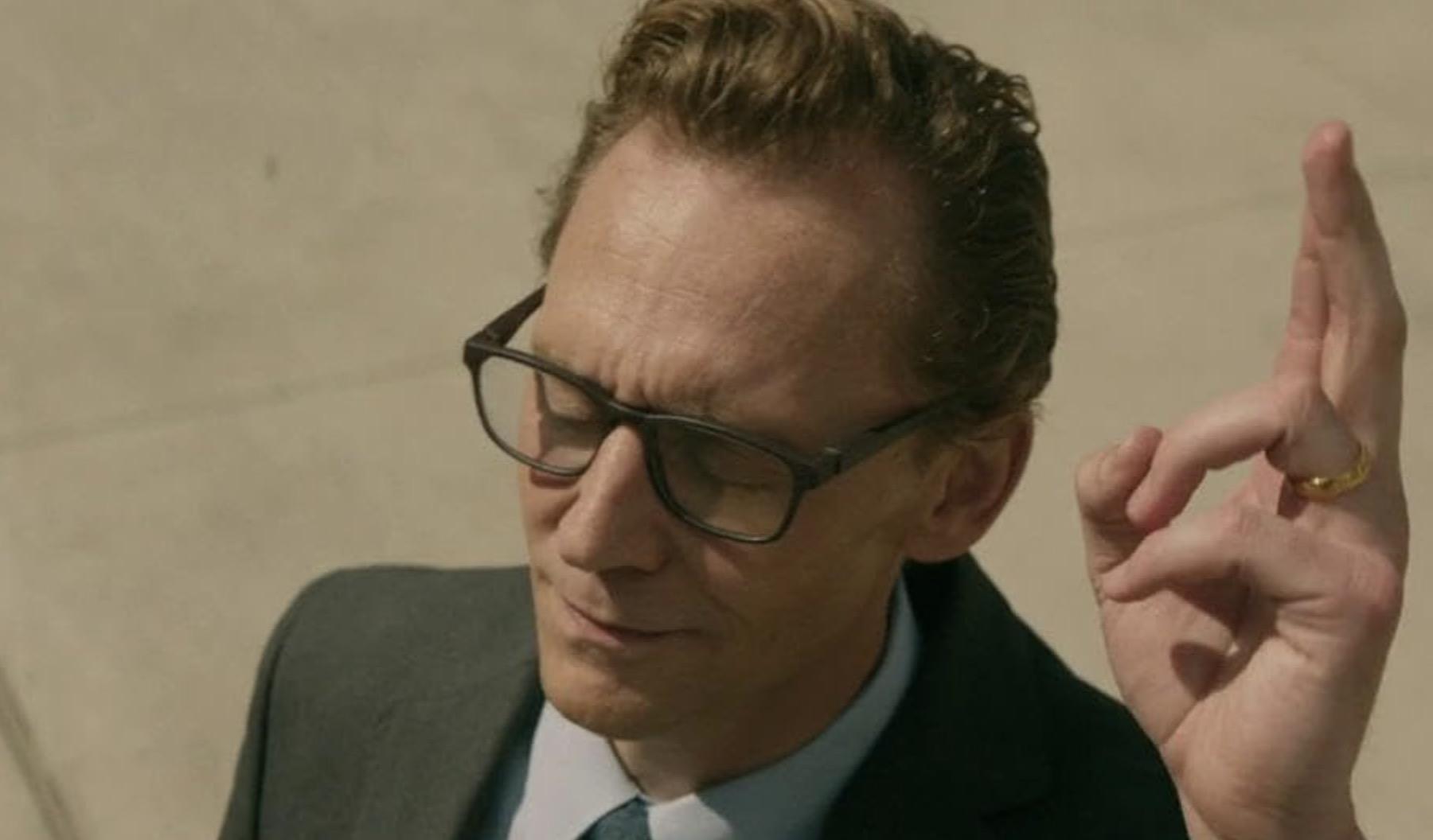 «Жизнь Чака».Жизнеописание Чака — обычного клерка, в детстве увлеченного танцами, но забросившего это, потому что у судьбы, как обычно, свои планы. Что делает этот фильм необычным? Во-первых, идея, что прожитые годы не превращаются в пыль времен, а становятся целой вселенной, каких на протяжении истории возникало и погибало миллиарды. Во-вторых, причудливое повествование на три главы, разворачивающееся в разных измерениях. В-третьих, участие знатного танцора Тома Хиддлстона, которому выпал блестящий и запоминающийся номер под барабанный джем.«Майк Флэнаган — третий режиссер после Фрэнка Дарабонта («Побег из Шоушенка») и Эндрю Мускетти (дилогия «Оно», «Добро пожаловать в Дерри»), которому удалось не только «подружиться» с прозой Стивена Кинга, но и найти общий язык с самим писателем. В начале 2020 года Флэнаган на правах любимчика получил черновик готовящегося к публикации сборника Кинга «Будет кровь», в которую в том числе вошла «Жизнь Чака». Постапокалиптический фон рассказа оказал сильное влияние на режиссера, который, как и многие, с тревогой наблюдал за развитием пандемии коронавируса». Из рецензии Оли Смолиной