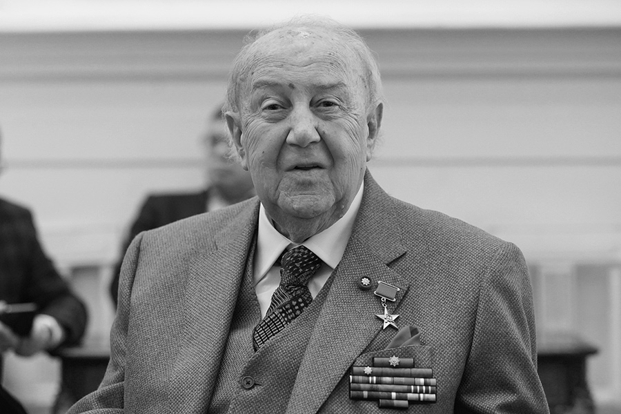 Церетели родился в грузинской семье в Тбилиси, там&nbsp;же в 24 года окончил факультет живописи в местной академии художеств. После работал по специальности в Тбилиси, в 1964 году совершил поездку во Францию, где познакомился с Пабло Пикассо и Марком Шагалом. По возвращении занимался художественно-монументальным оформлением зданий и комплексов, в том числе за пределами Грузинской СССР. В 1970&ndash;80-х работал по заказам МИДа, оформлял советские посольства за рубежом, был главным художником XXII летних Олимпийских игр&nbsp;(Олимпиада-80)&nbsp;в Москве. В 1996 году Церетели служил послом доброй воли ЮНЕСКО. С 1997 по 2025 год занимал должность президента Российской академии художеств.

Работы Церетели известны монументальностью, он также часто воплощал образы из исторических и мифологических сюжетов. Среди его работ монумент &laquo;Добро побеждает зло&raquo;, установленный в 1990 году перед штаб-квартирой ООН в Нью-Йорке. Памятник Христофору Колумбу в испанской Севилье был признан комиссией ЮНЕСКО по культуре лучшим произведением пластики XX столетия. Памятник Петру I на искусственном острове на Москве-реке, фонтанный комплекс на Манежной площади рядом с Кремлем, &laquo;Слеза скорби&raquo;, установленная в Нью-Джерси в память о жертвах теракта 11 сентября. Также Церетели возглавлял живописную и скульптурную работу при восстановлении храм Христа Спасителя. Также художник занимался живописью и шелкографией, всего он&nbsp;создал более 5 тыс. работ.

Работы Церетели часто становились причиной общественных дискуссий. Памятник Петру I хотели перенести, москвичи устраивали пикеты и митинги с требованием демонтировать памятник. &laquo;Слезу скорби&raquo; должны были установить в Джерси-Сити, но жители вышли на митинги, и монумент установили в соседнем Бейонне. А московский памятник &laquo;Трагедия народов&raquo;, изображающий истощенных людей, превращающихся в надгробные плиты, по просьбе москвичей пришлось перенести в менее заметное место.

Церетели умер 22 апреля на 92-м году жизни, причиной смерти стала остановка сердца.

Читать больше