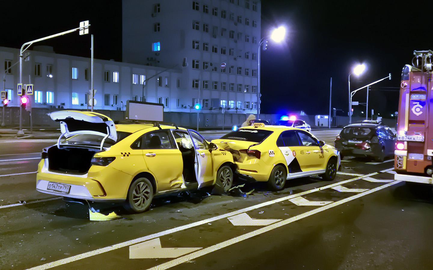 Сколько раз таксисты попали в ДТП в Москве в 2025 году. Статистика ГАИ