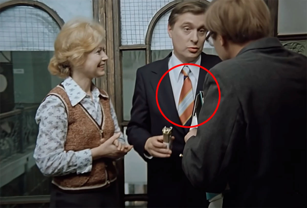 С галстуком что-то не так. В «Служебном романе» нашли странный киноляп