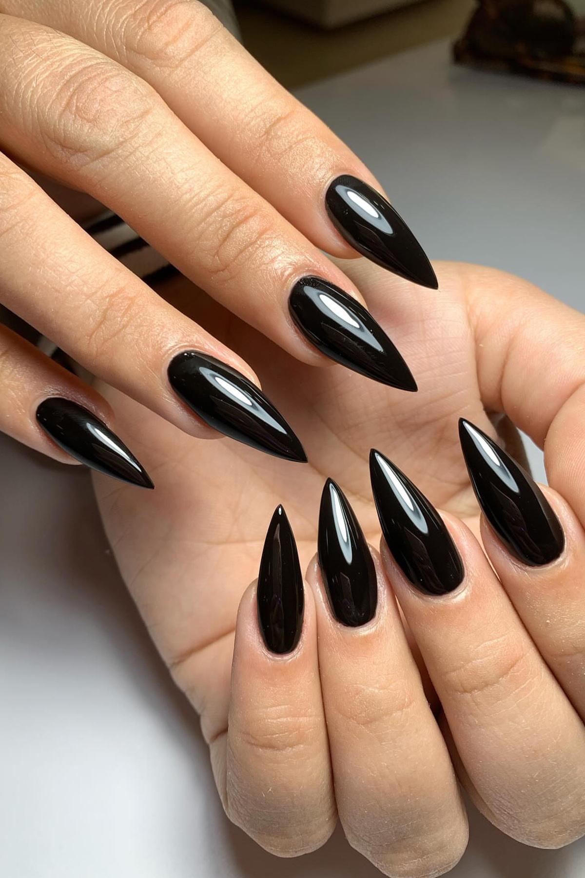 Такой дизайн придает образу мистическую глубину и драматизм