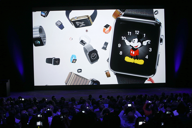 Apple Watch

Apple Watch точно появятся на рынке: компания&nbsp;представила тестовый образец &laquo;умных&raquo; часов в сентябре, а готовую версию обещает показать в начале 2015 года. Водонепроницаемый гаджет будет заряжаться с помощью беспроводного зарядного устройства. Специальным поворотным колесом можно будет прокрутить меню или увеличить изображение. А сенсорный дисплей будет распознавать прикосновения разной интенсивности и посредством них выполнять разные указания. В Apple Watch встроен фитнес-трекер, модуль NFC для беспроводных платежей, гироскоп и акселерометр (приборы, определяющие пространственное положение объекта). Часы будут подключаться к iPhone по Bluetooth и Wi-Fi.
На фото: презентация компании Apple, Купертино, Калифорния, 9 сентября 2014 года.