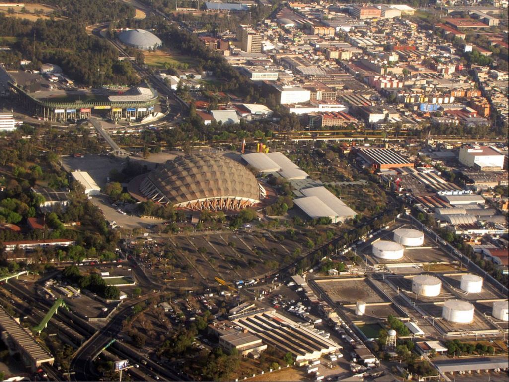 Palacio de los Deportes (&laquo;Дворец спорта&raquo; в переводе с испанского) открылся в 1968 году, в нем состоялись волейбольные и баскетбольные матчи Олимпийских игр того года. Сейчас во Дворце продолжают проходить спортивные мероприятия, а также проводятся музыкальные концерты, в том числе всемирно известных групп и исполнителей
