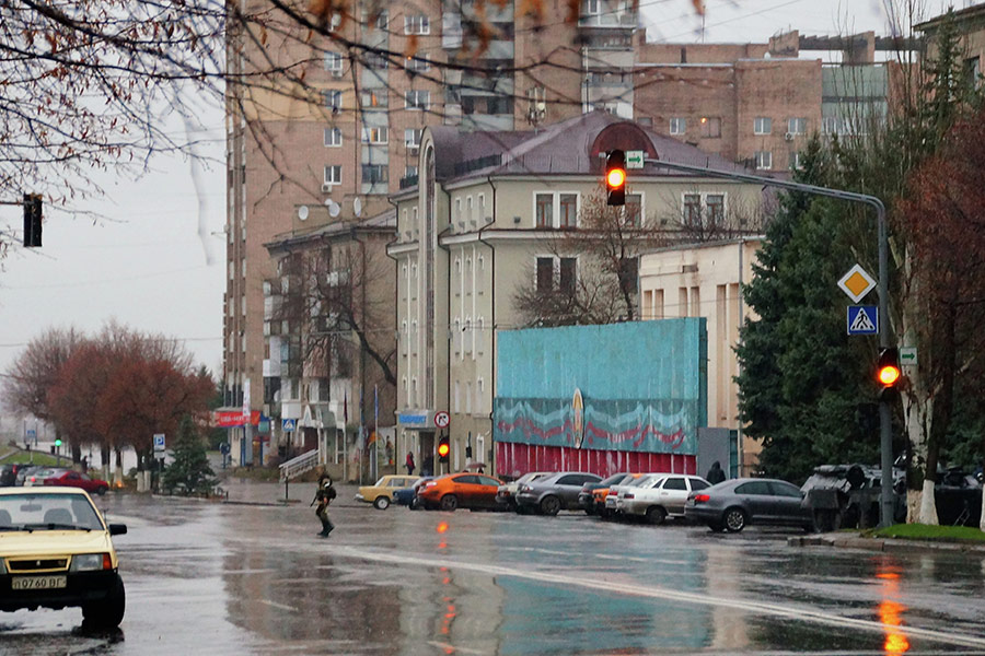 По словам Плотницкого, руководство ЛНР контролирует происходящее в Луганске. Корнет утверждает, что ситуация в республике контролируется правоохранительными структурами.
