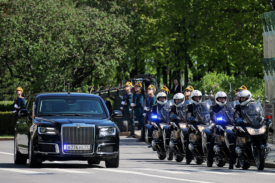 На инаугурации президента впервые использовался новый российский лимузин проекта &laquo;Кортеж&raquo;. Путин добрался до Большого Кремлевского дворца на автомобиле с номером В776УС77. Ранее глава государства использовал&nbsp;Mercedes.
