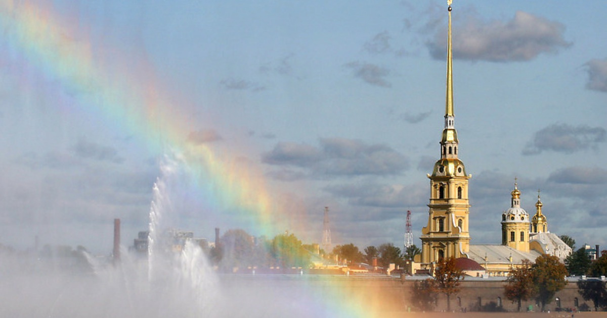 Градусов петербурге. Фонтан у Петропавловской крепости. Радуга над Петропавловской.