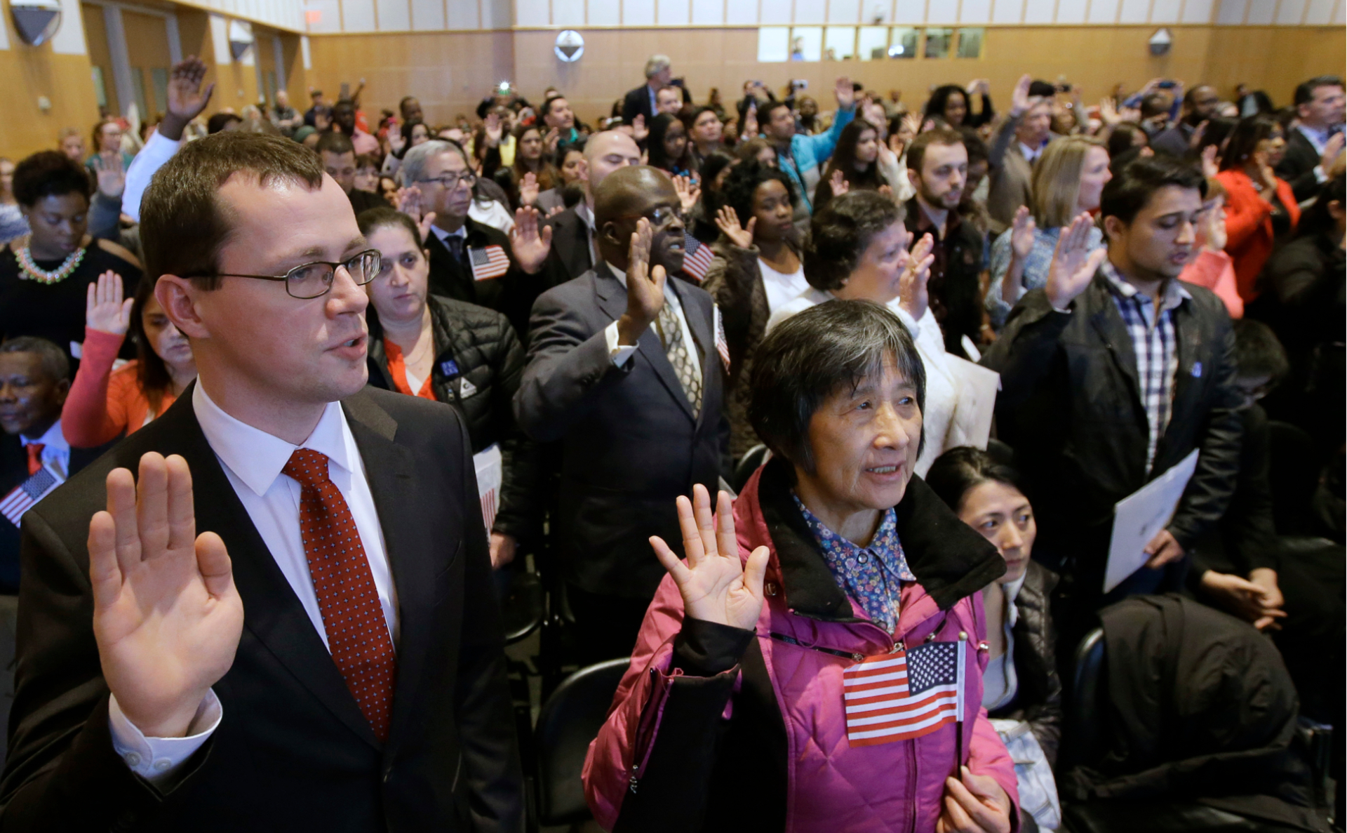 Церемония принесения клятвы при получении гражданства США