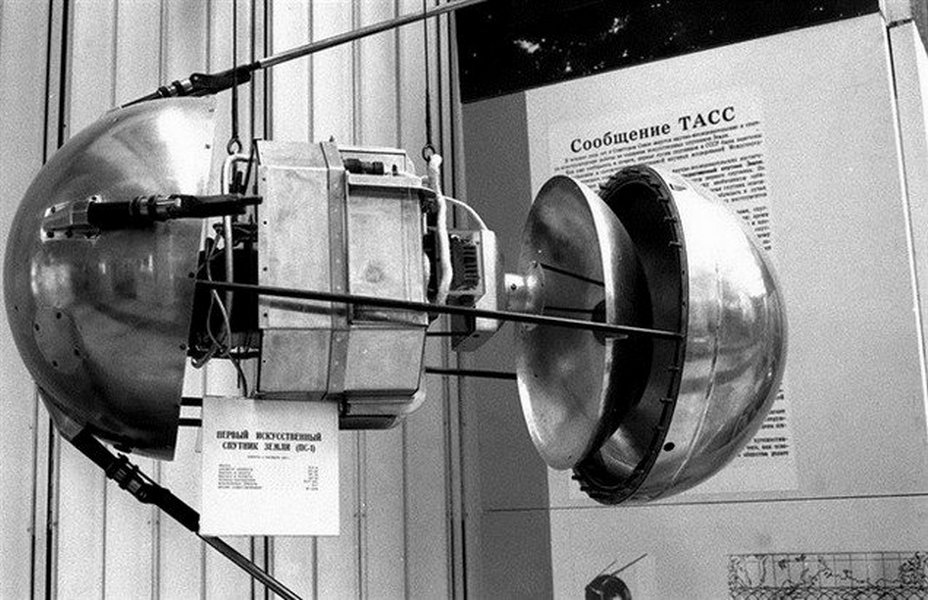 Макет устройства первого искусственного спутника Земли на выставке в честь 40-летия запуска