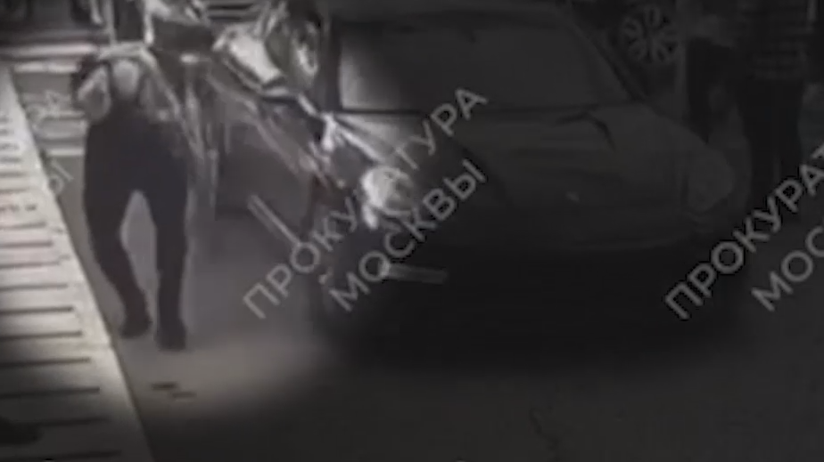 В Москве неизвестные на спорткаре два раза выстрелили в охранника