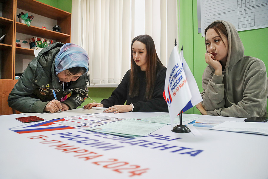 Женщина во время голосования в поселке Октябрьский, Астраханская область.