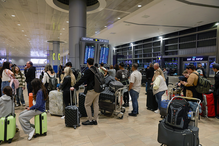 Очередь пассажиров, которая образовалась после того, как Израиль закрыл свое воздушное пространство для всех внутренних и международных рейсов. Небо над страной было закрыто с 01:00 до 07:00 мск, аэропорт Бен-Гурион прекратил работу.