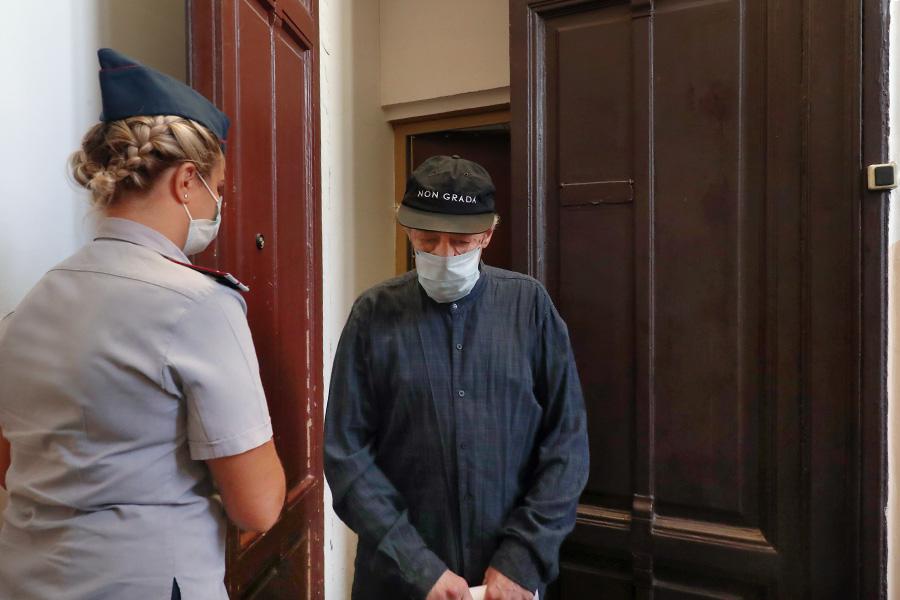 Михаил Ефремов в подъезде своего дома в Плотниковом переулке в Москве, где он отбывал&nbsp;домашний арест, 5 августа 2020 года