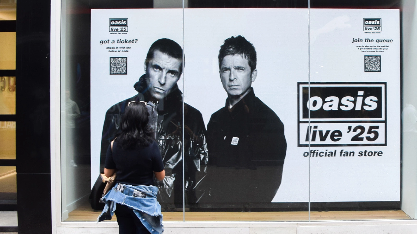 Афиша тура Oasis Live '25 на Карнаби-стрит в Лондоне.