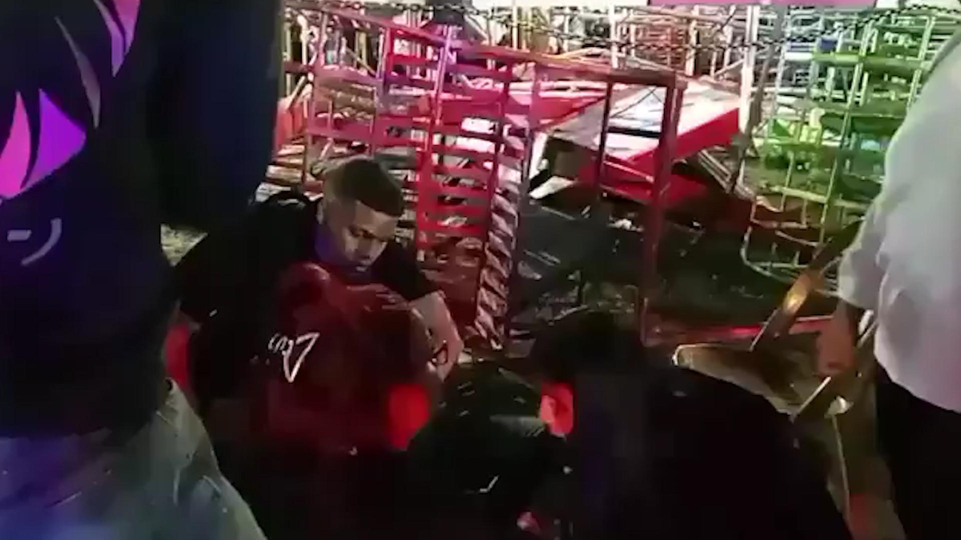 На ярмарке в Боливии рухнуло колесо обозрения. Видео