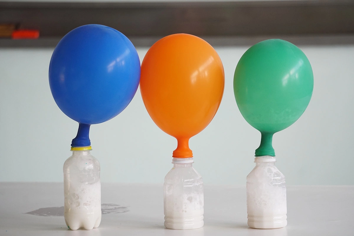 Опыт показывает, как с помощью химической реакции, в ходе которой образуется углекислый газ, можно надуть воздушный шар