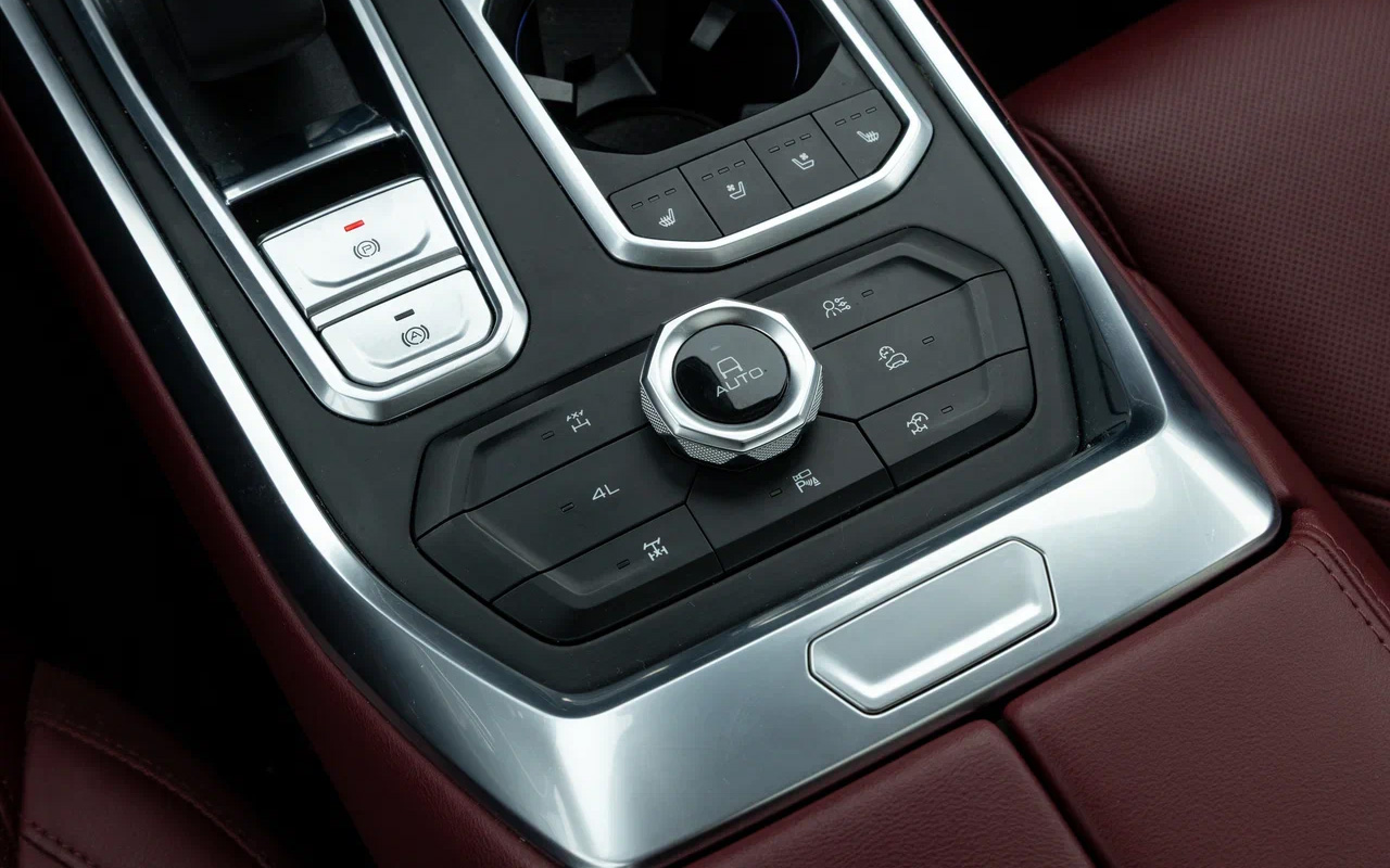 Управлять внедорожными пресетами можно с поворотной шайбы на центральной консоли. При ее нажатии автомобиль возвращается в автоматический режим