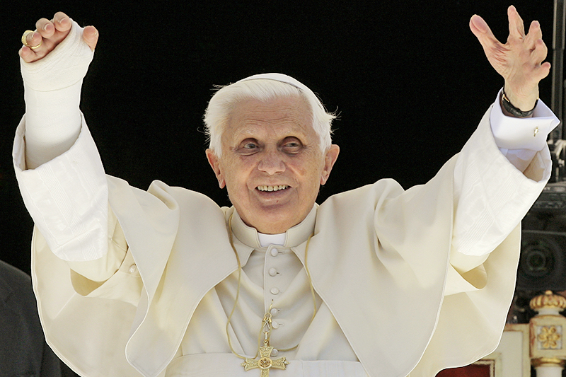 Бенедикт XVI
&nbsp;

Предшественник Папы Франциска Бенедикт XVI (2005-2013), который сейчас именуется Почетным Папой, считался социальным консерватором. Он отказывался менять церковные доктрины или даже риторику по большинству волнующих современных католиков вопросов. Однако в сфере международных отношений позиция Ватикана во время правления Бенедикта XVI была более гибкой. Например, во время Пасхального обращения 2007 года он косвенно раскритиковал действия США в Ираке, заявив, что &laquo;из этой страны [Ирака] не приходит никаких хороших новостей, она разрывается на части, а гражданское население бежит из нее&raquo;. Однако напрямую понтифик не стал связывать эти события с действиями США.
&nbsp;

Ярким примером дипломатичности Ватикана стала позиция Бенедикта XVI по отношению к вступлению Турции в ЕС, выраженная годом ранее. Бывший тогда главой правительства Реджеп Тайип Эрдоган после краткой личной встречи с главой Католической церкви заявил, что Ватикан поддерживает присоединение Турции к Евросоюзу. Ватикан не стал подтверждать эти заявления, однако позже опубликовал совместную декларацию Бенедикта XVI и Патриарха Константинопольского Варфоломея. В ней главы церквей подчеркнули необходимость уважения прав меньшинств при расширении Евросоюза, что было расценено как критика турецких властей.