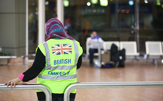 Сотрудник британского посольства в аэропорту Шарм-эль-Шейха в Египте