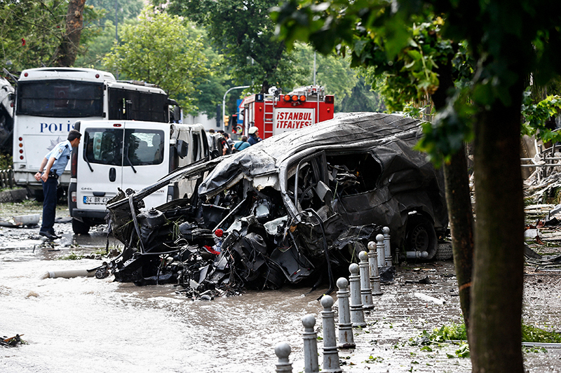 Автомобиль, который&nbsp;взорвался рядом&nbsp;с&nbsp;автобусной остановкой в&nbsp;Стамбуле, 7 июня 2016 года


