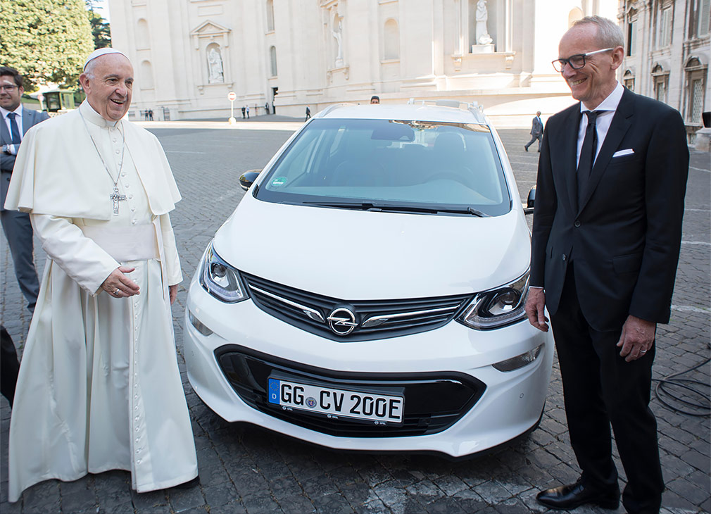 Папа Римский пересел на электрический Opel