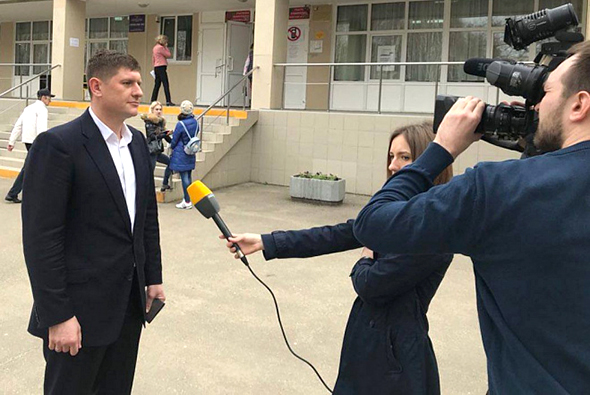 Первый вице-губернатор Андрей Алексеенко посетил избирательный участок краснодарской гимназии в №82.