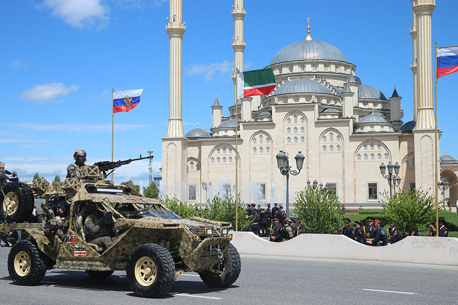 Парад военнослужащих у мечети &laquo;Сердце Чечни&raquo; в Грозном