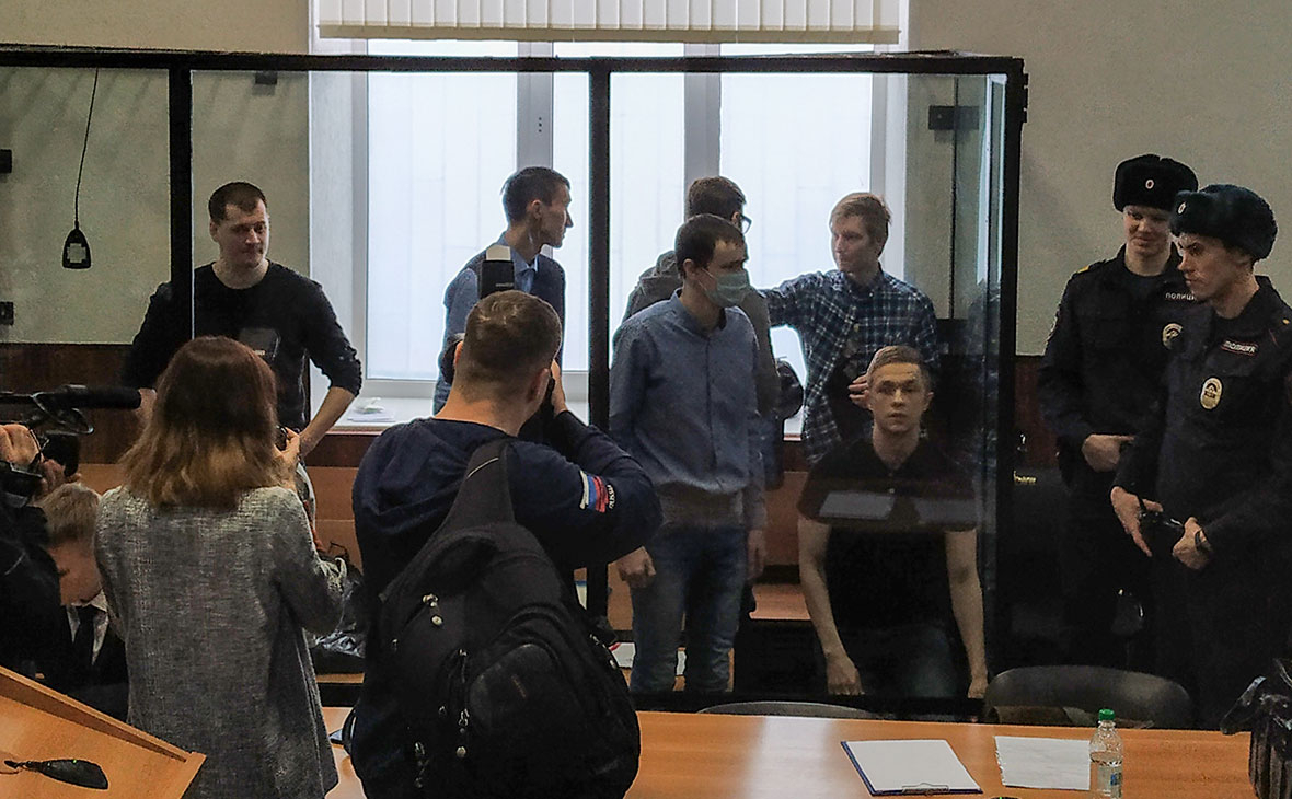 Фигуранты дела террористического сообщества &laquo;Сеть&raquo; во время оглашения приговора в Приволжском окружном военном суде
