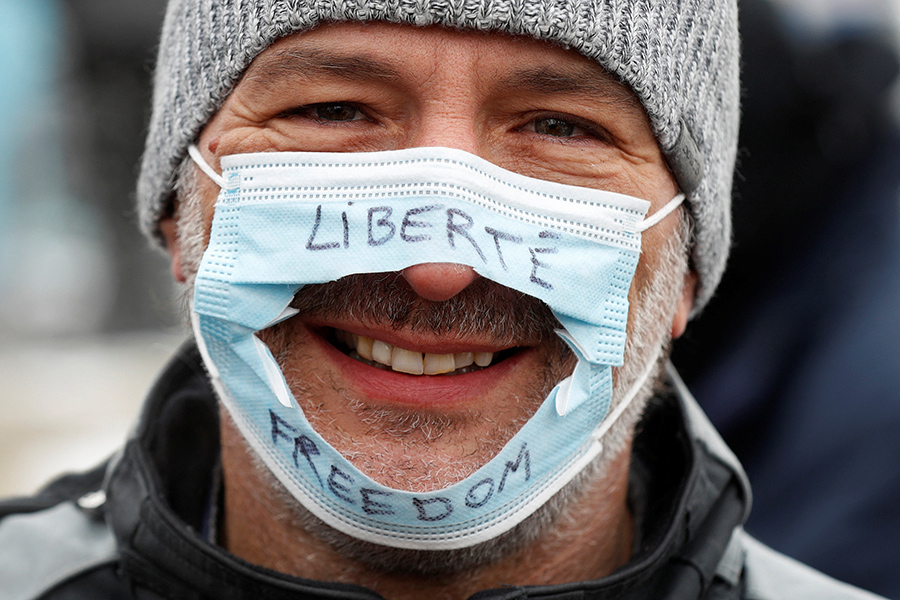 На фото: протестующий на митинге в Оттаве 6 февраля

Движение &laquo;Конвой свободы&raquo; нашло поддержку у части общества. По данным опроса, в котором участвовало 1410 респондентов, 32% заявили, что разделяют взгляды протестующих