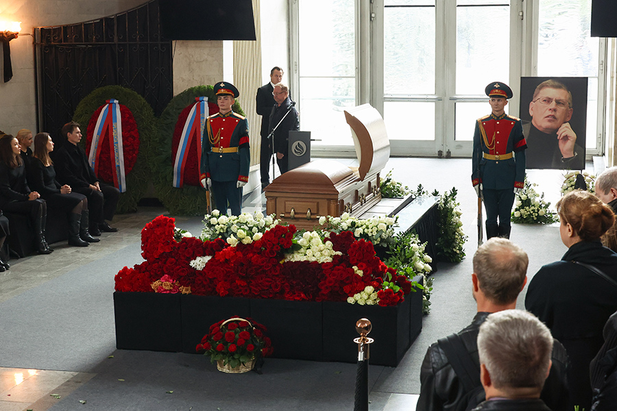 Гроб с телом Владимира Сунгоркина во время прощания в похоронном доме &laquo;Троекурово&raquo;