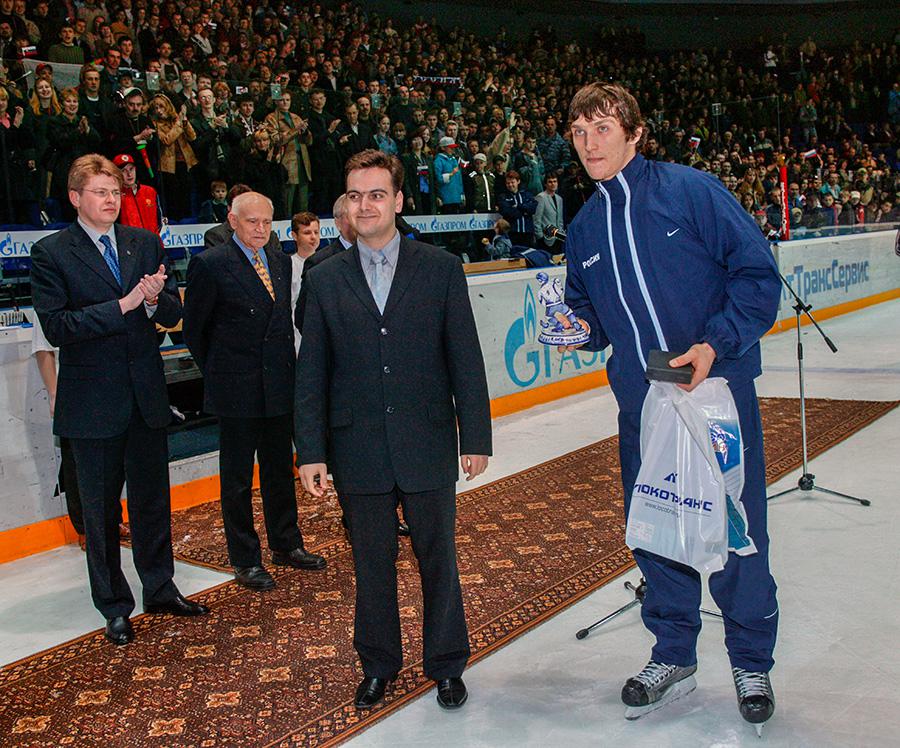 Александр Овечкин&nbsp;на церемонии награждения призеров чемпионата мира по хоккею&nbsp;среди юниоров,&nbsp;Ярославль, 23 апреля 2003 года